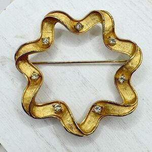SARAH COVENTRY Large Gold Tone Wreath Ribbon & Rhinestone Pin Brooch Vintage